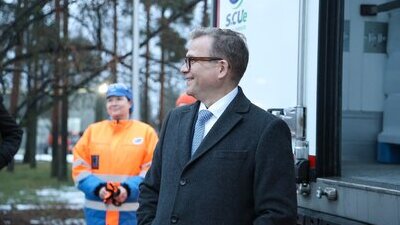 Pääministeri sinetöi kuormamme – vientikuorman sinetöinti Valio Seinäjoen tehtaalla